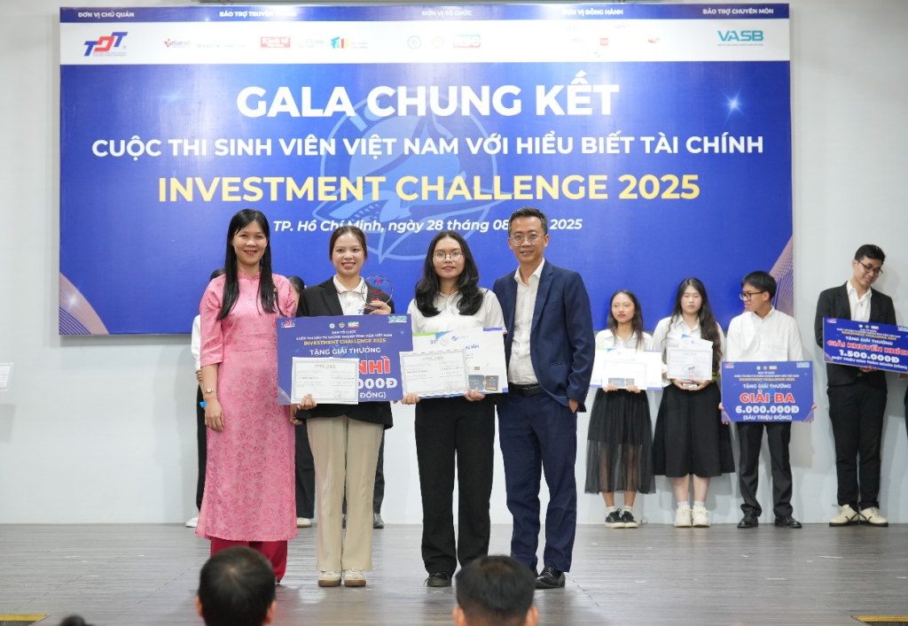 The Organizing Committee presented awards to the Second Prize team.