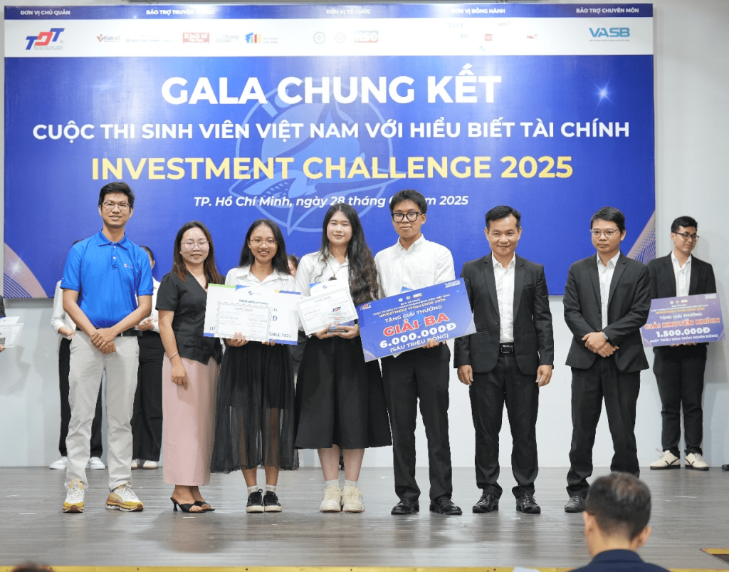 The Organizing Committee presented awards to the Third Prize team.