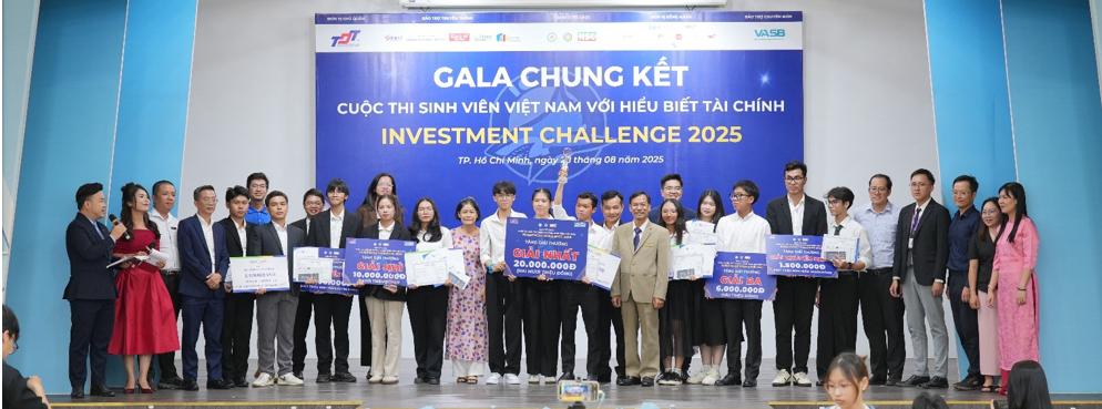 The First, Second, and Third Prize teams received trophies, commemorative plaques, and prizes from the Organizing Committee.