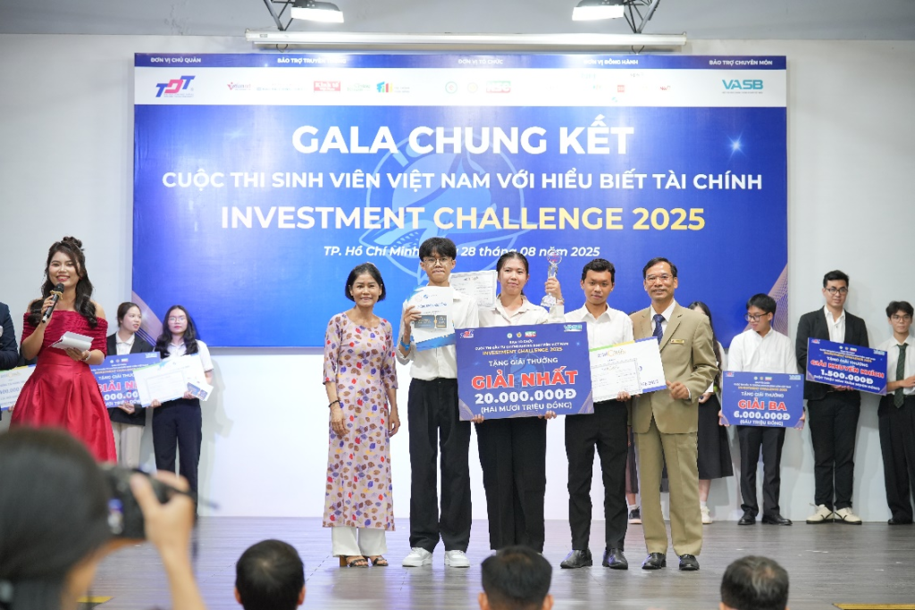 The Organizing Committee presented awards to the First Prize team.