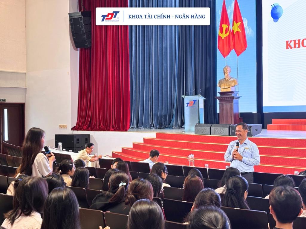 Khoa Tài Chính – Ngân hàng tổ chức chương trình chào đón sinh viên năm học 2026 – 2027