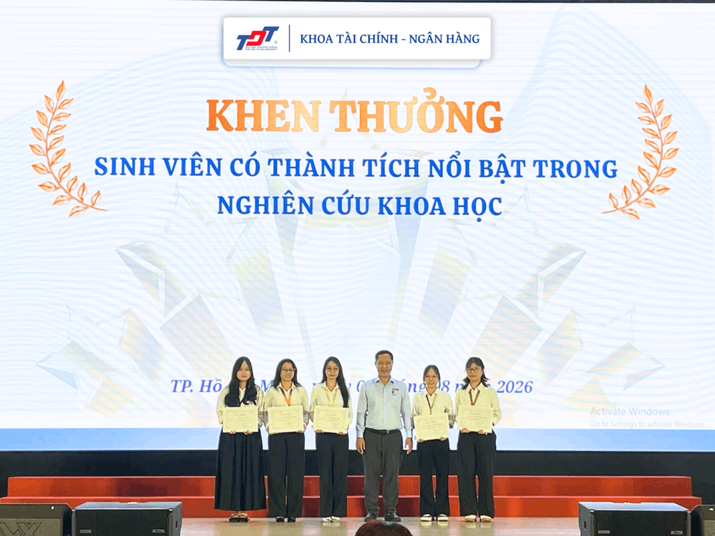 Đại diện Lãnh đạo Khoa trao tặng giấy khen cho sinh viên có thành tích xuất sắc trong nghiên cứu khoa học năm học 2025 - 2026