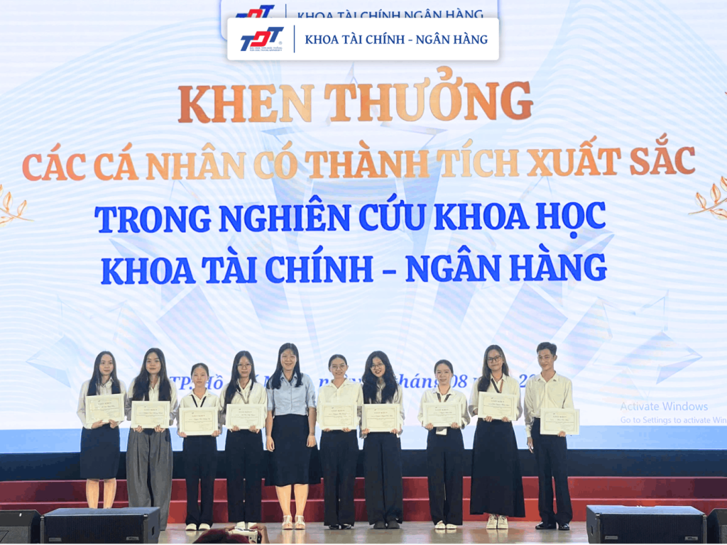 Đại diện Lãnh đạo Khoa trao tặng giấy khen cho sinh viên có thành tích xuất sắc trong nghiên cứu khoa học năm học 2025 - 2026