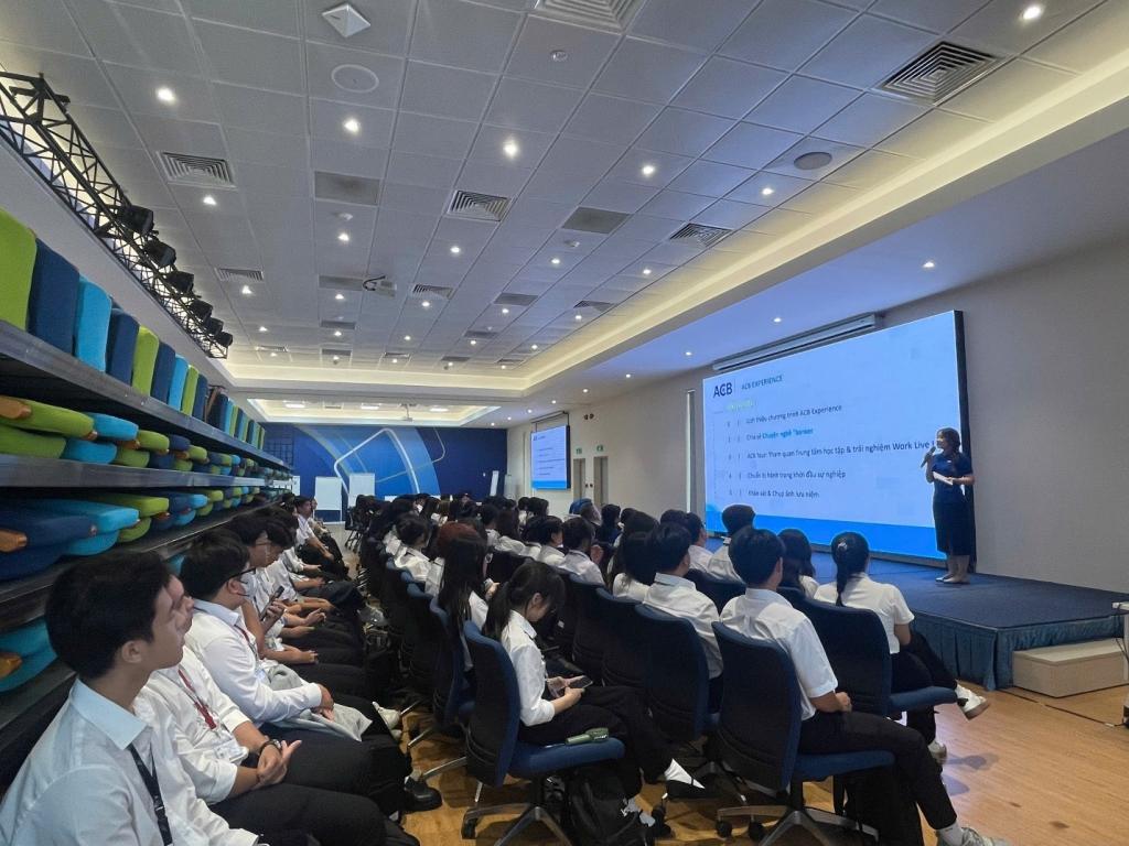 Chuyên đề hướng nghiệp 1 – tham quan và trải nghiệm tại ngân hàng thương mại cổ phần Á Châu (ACB)