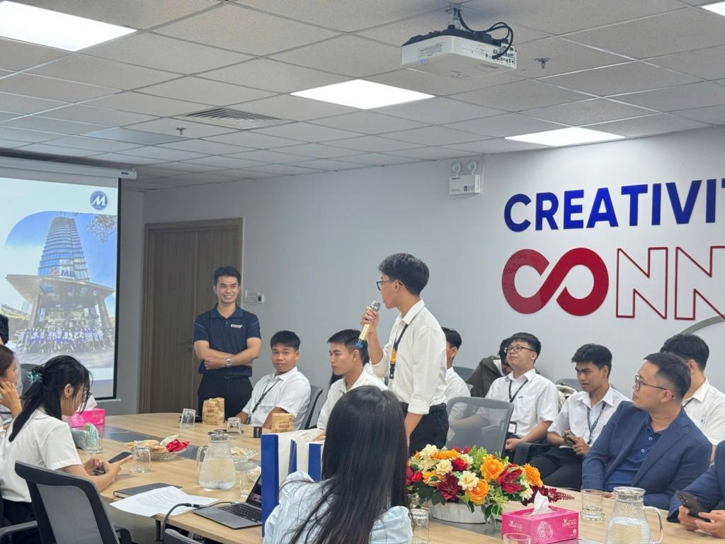 Sinh viên Khoa Tài chính – Ngân hàng trải nghiệm thực tế tại Ngân hàng Quân đội (MB) – Chi nhánh Nam Sài Gòn