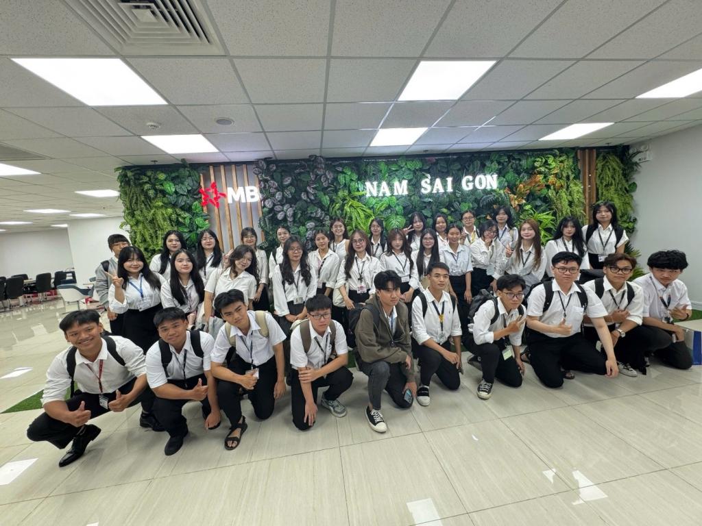 Sinh viên Khoa Tài chính – Ngân hàng trải nghiệm thực tế tại Ngân hàng Quân đội (MB) – Chi nhánh Nam Sài Gòn