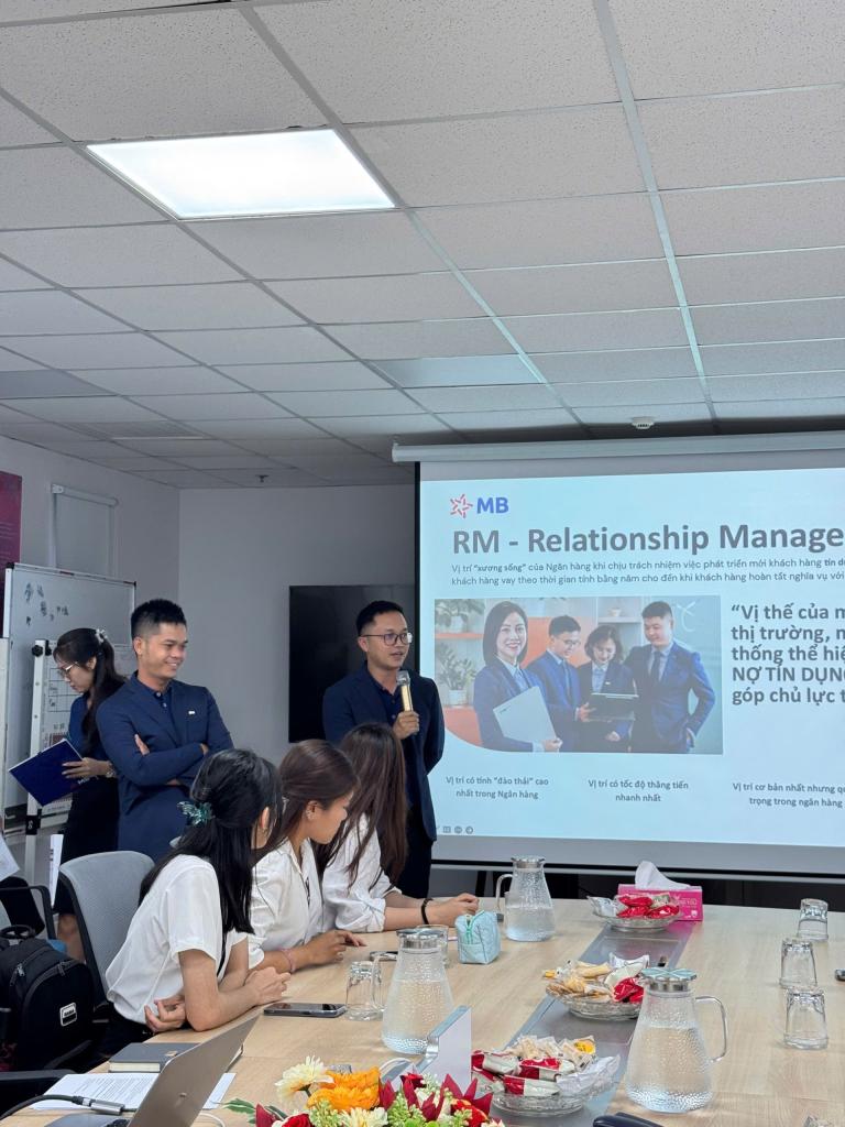 Sinh viên Khoa Tài chính – Ngân hàng trải nghiệm thực tế tại Ngân hàng Quân đội (MB) – Chi nhánh Nam Sài Gòn
