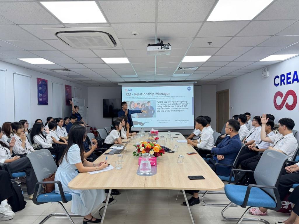 Sinh viên Khoa Tài chính – Ngân hàng trải nghiệm thực tế tại Ngân hàng Quân đội (MB) – Chi nhánh Nam Sài Gòn