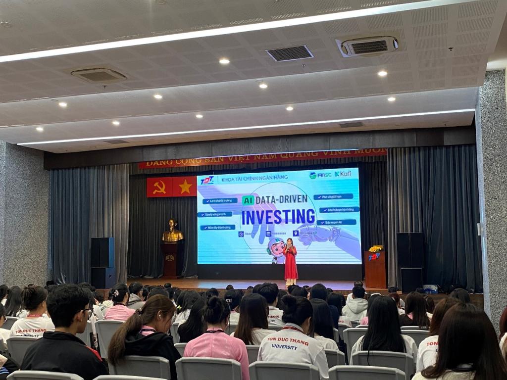 Buổi Workshop khép lại với niềm phấn khởi và những kiến thức bổ ích, khẳng định quyết tâm của Khoa Tài chính - Ngân hàng trong việc đào tạo nguồn nhân lực chất lượng cao, sẵn sàng thích ứng với cuộc cách mạng công nghệ số.