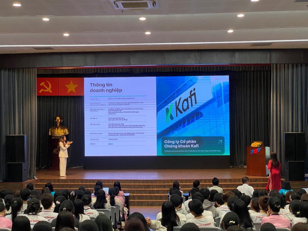 Buổi Workshop khép lại với niềm phấn khởi và những kiến thức bổ ích, khẳng định quyết tâm của Khoa Tài chính - Ngân hàng trong việc đào tạo nguồn nhân lực chất lượng cao, sẵn sàng thích ứng với cuộc cách mạng công nghệ số.