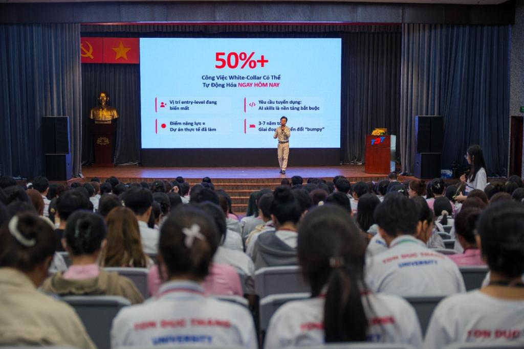 Buổi Workshop khép lại với niềm phấn khởi và những kiến thức bổ ích, khẳng định quyết tâm của Khoa Tài chính - Ngân hàng trong việc đào tạo nguồn nhân lực chất lượng cao, sẵn sàng thích ứng với cuộc cách mạng công nghệ số.