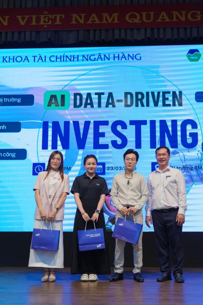 Buổi Workshop khép lại với niềm phấn khởi và những kiến thức bổ ích, khẳng định quyết tâm của Khoa Tài chính - Ngân hàng trong việc đào tạo nguồn nhân lực chất lượng cao, sẵn sàng thích ứng với cuộc cách mạng công nghệ số.