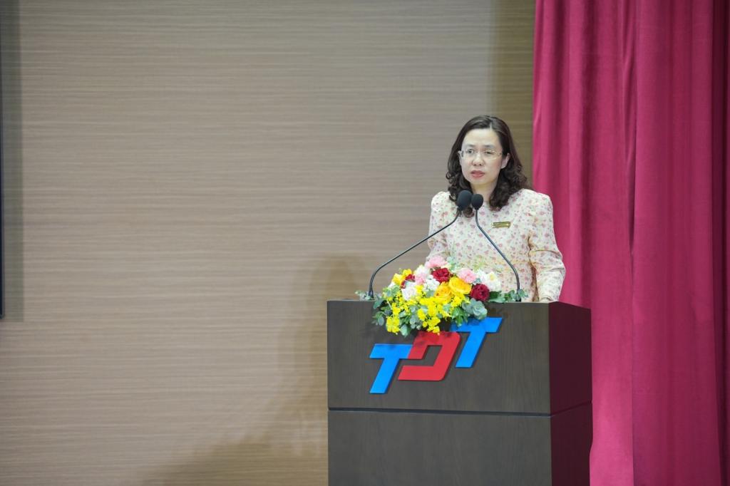 Dr. Dong Si Thien Chau – Vice President of Ton Duc Thang University, delivers congratulatory remarks to newly admitted doctoral candidates and master’s students.