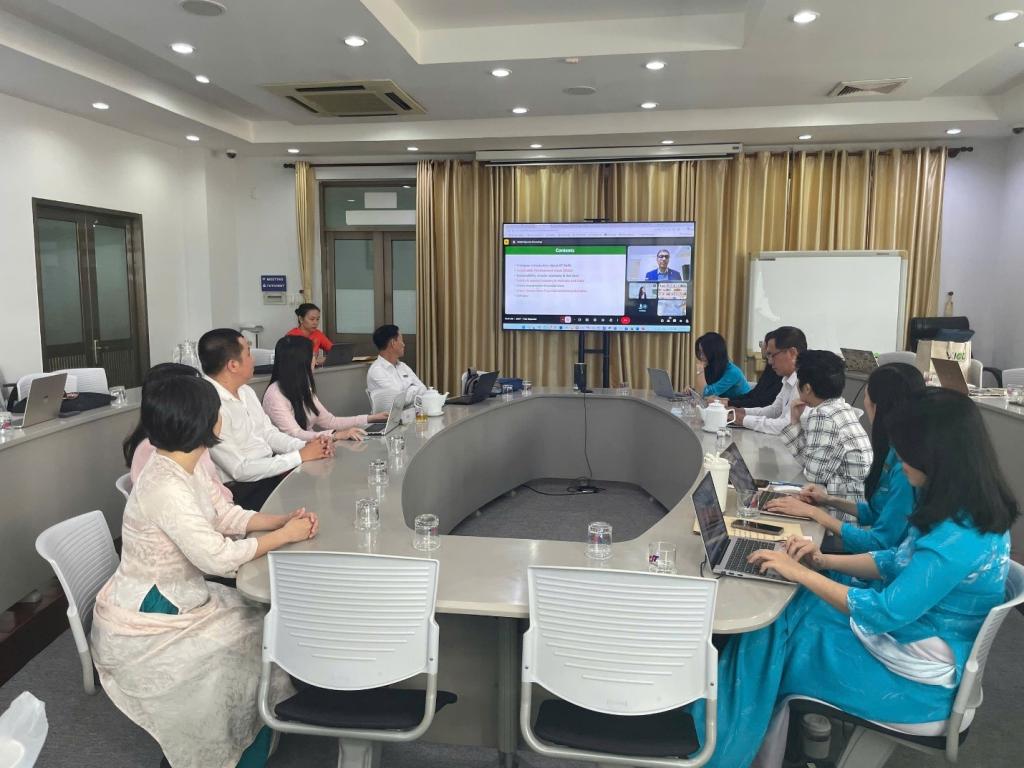 Faculty Of Finance And Banking holds an academic seminar: evaluating sustainability and circularity from financial and environmental perspectives