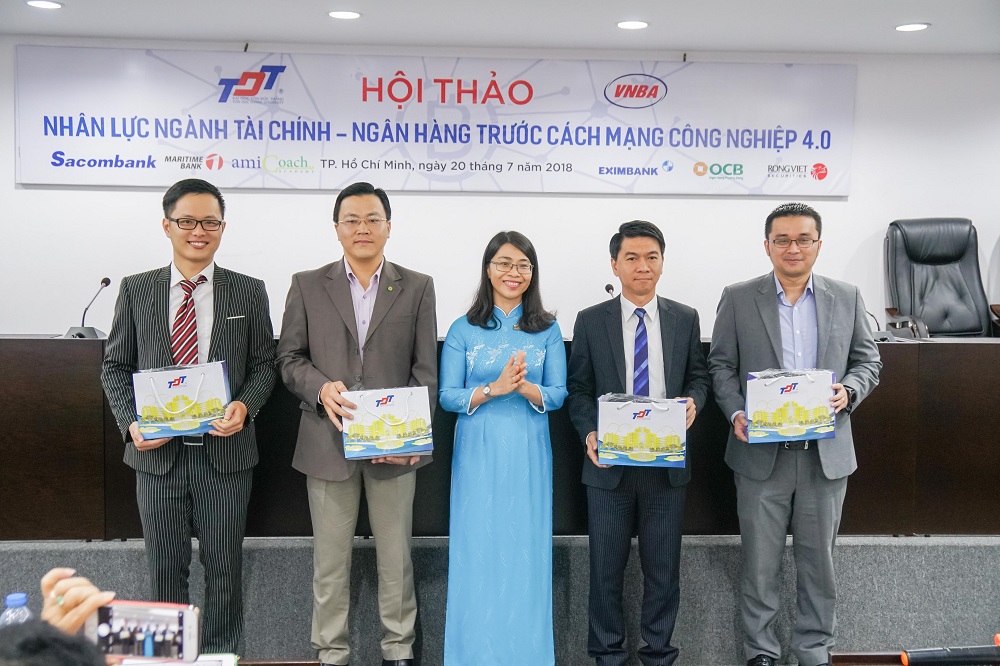 hoi-thao-ngan-hang-7%20(1).jpg