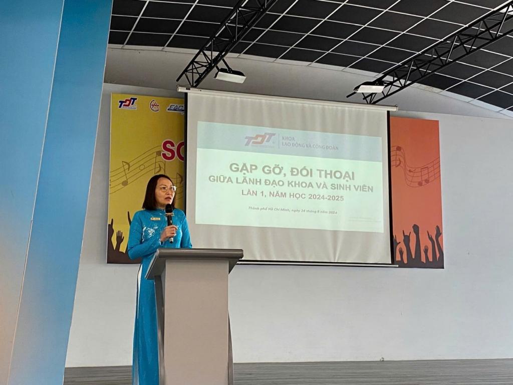 Trao học bổng cho sinh viên có hoàn cảnh khó khăn nỗ lực trong học tập và rèn luyện