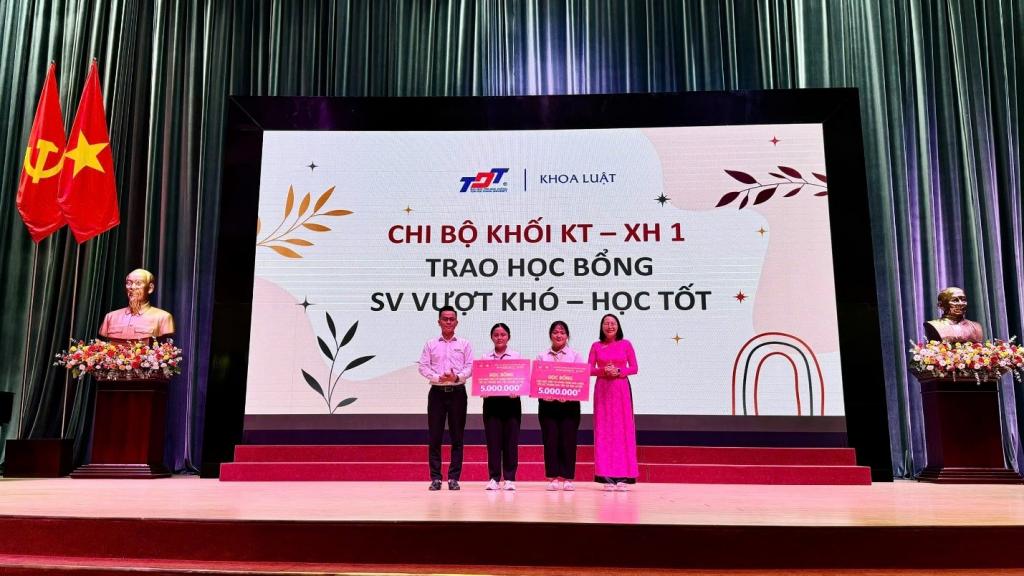 Trao học bổng cho sinh viên có hoàn cảnh khó khăn nỗ lực trong học tập và rèn luyện