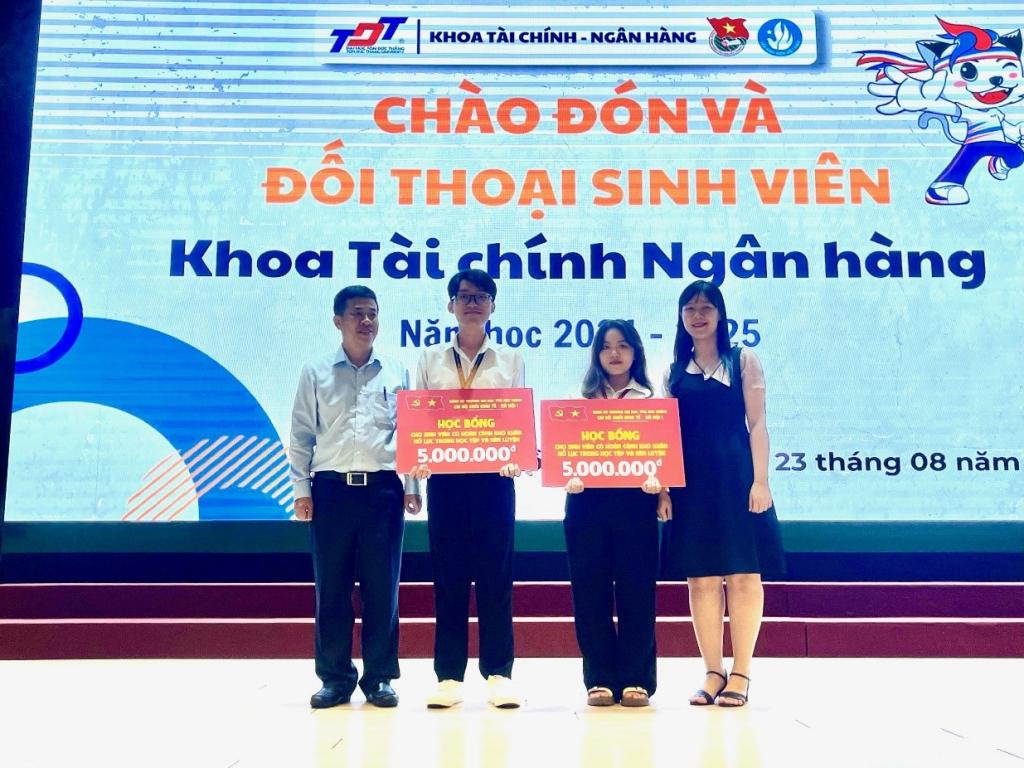 Trao học bổng cho sinh viên có hoàn cảnh khó khăn nỗ lực trong học tập và rèn luyện