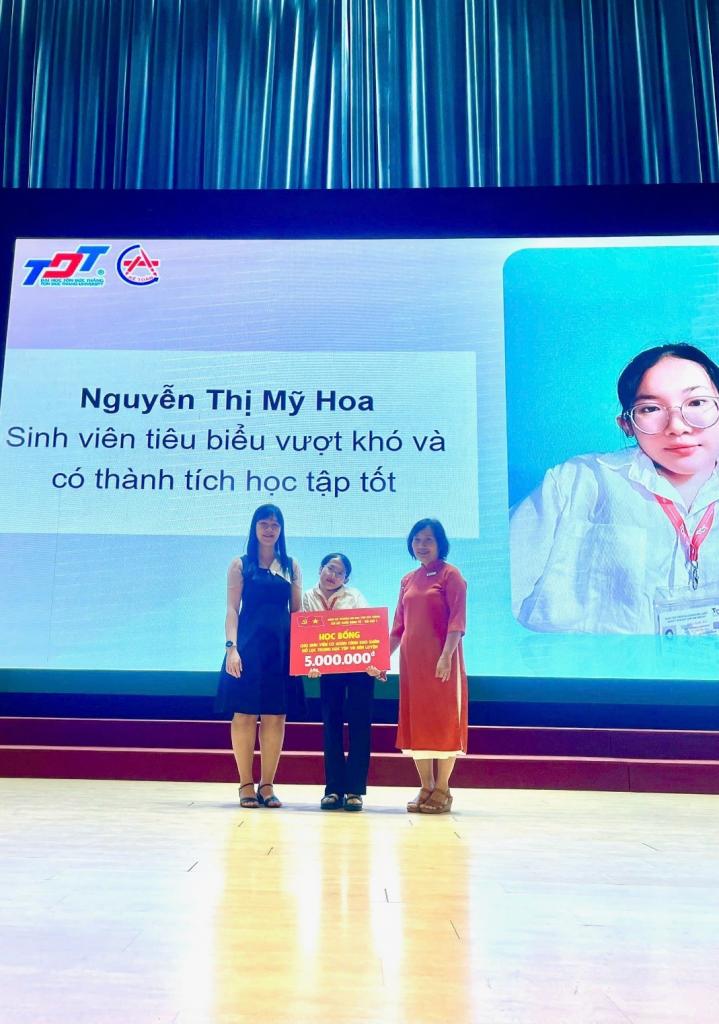 Trao học bổng cho sinh viên có hoàn cảnh khó khăn nỗ lực trong học tập và rèn luyện