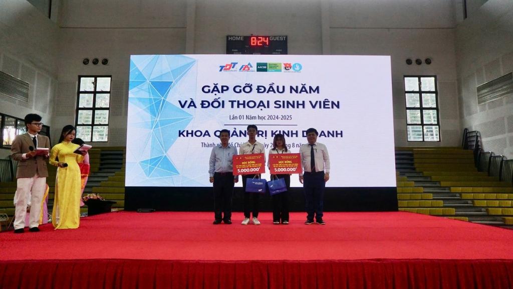 Trao học bổng cho sinh viên có hoàn cảnh khó khăn nỗ lực trong học tập và rèn luyện